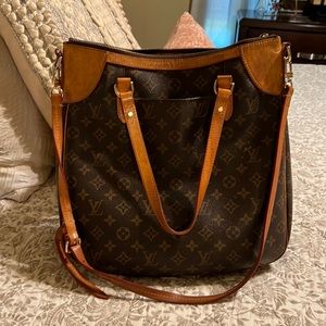 Very good condition. No tears great size it is authentic